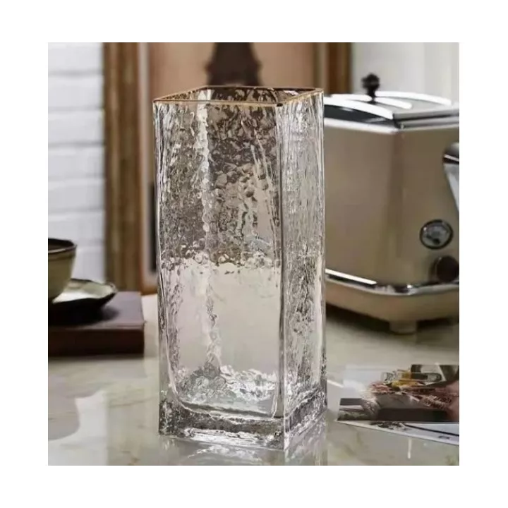 VASE CARRÉ EN VERRE H25 CM AVEC BORDURE DORÉE VASE CARRÉ EN VERRE H25 CM AVEC BORDURE DORÉE
